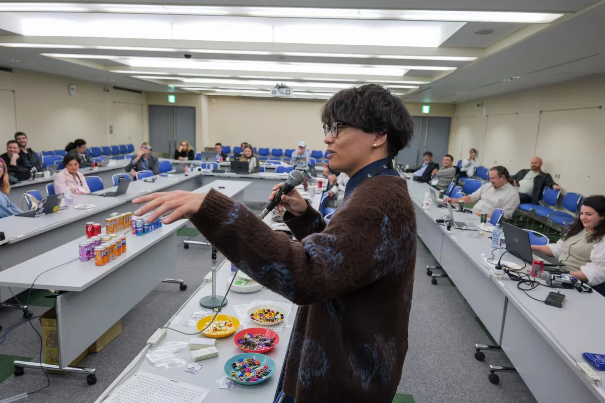 ハッカソンで作品をプレゼンテーションしている様子