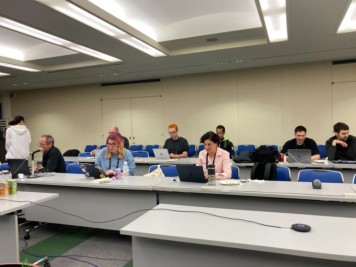 ハッカソン会場で参加者がPCに向かって作業している様子