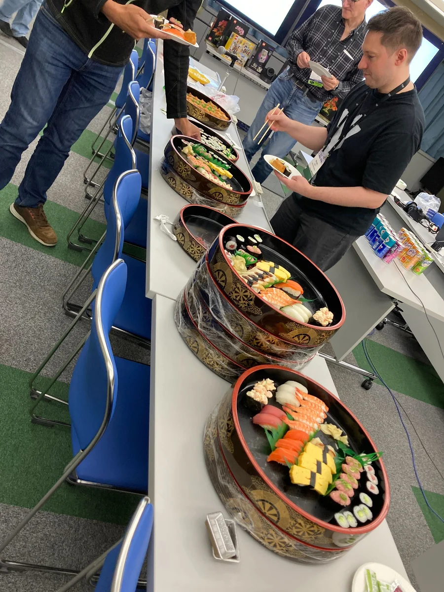 ハッカソン会場に用意された寿司の盛り合わせ