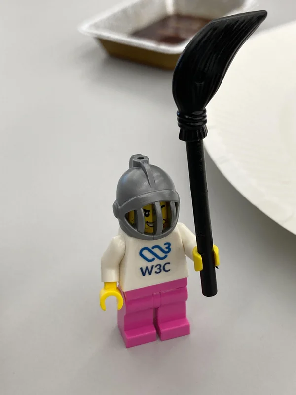 W3Cロゴのシールを貼ったLEGOミニフィグ