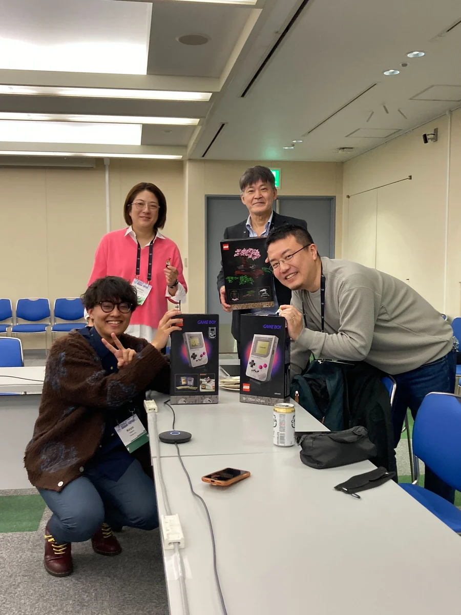 ハッカソン入賞者がLEGOの景品を持って記念撮影